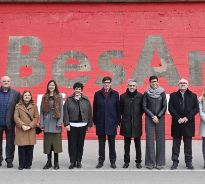 Fotografia de familia de la comitiva institucional que ha donat avui suport i reconeixement al projecte BesArt. The River Museum.