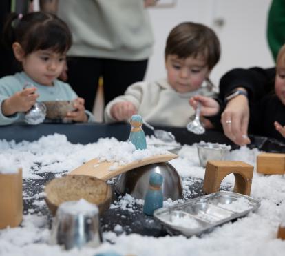 CaixaProinfància proporciona serveis de reforç educatiu, activitats de lleure i temps lliure, acompanyament psicosocial i suport a les famílies.