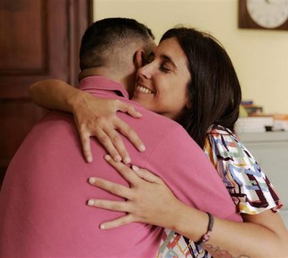 dos personas abrazándose.