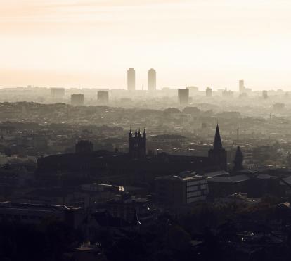 Vista de la ciudad de Barcelona desde la montaña de Collserola.