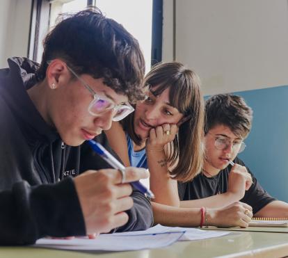 Alumnos de una clase de refuerzo educativo del programa CaixaProinfancia.