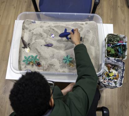 Nicolás jugant a l'espai de l'entitat.