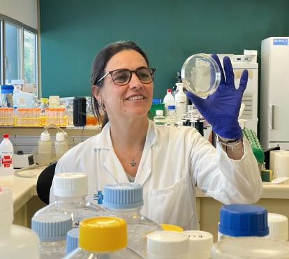 Una investigadora manipulando muestras en el laboratorio. 