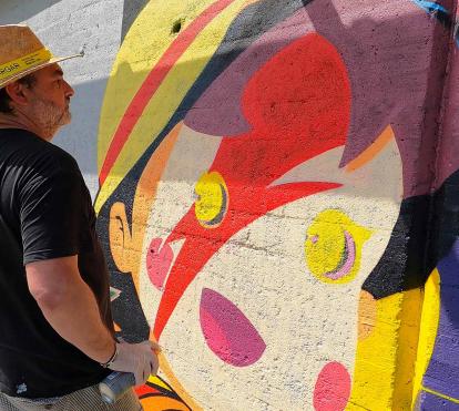 L'artista Pop davant del seu mural al BesArt.The River Museum.