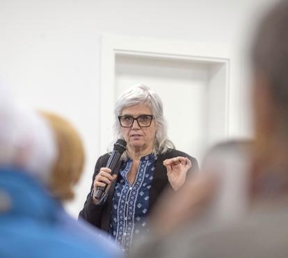 Elena Angulo dando una charla sobre el duelo en Barcelona.