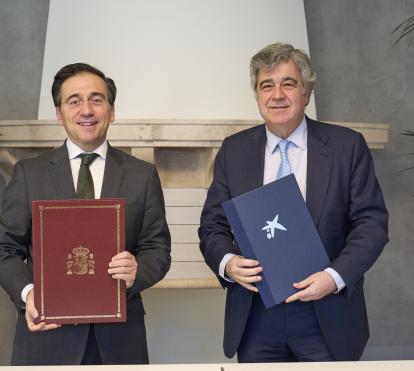 El ministro de Asuntos Exteriores, Unión Europea y Cooperación, José Manuel Albares, y el director general de la Fundación ”la Caixa”, Josep Maria Coronas.