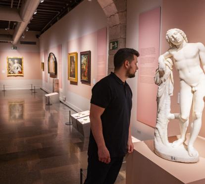 Un home admira una escultura present a l'exposició «La botànica en l'art» a CaixaForum Girona.