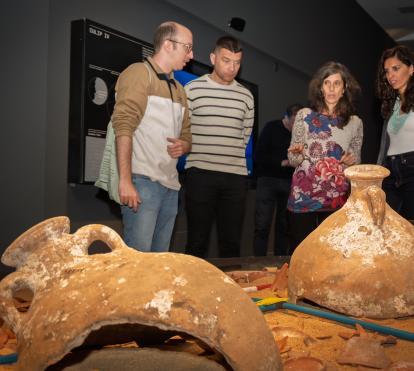 Visitants de la mostra «Naufragis. Arqueologia submergida» admirant alguns dels objectes exposats a CaixaForum Tarragona. 
