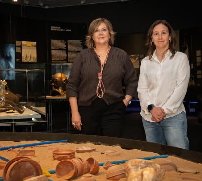 D'esquerra a dreta: la directora de CaixaForum Tarragona, Glòria Olivé, i la comissària i responsable del Centre d’Arqueologia Subaquàtica de Catalunya (CASC) - Museu d’Arqueologia de Catalunya (MAC), Rut Geli.
