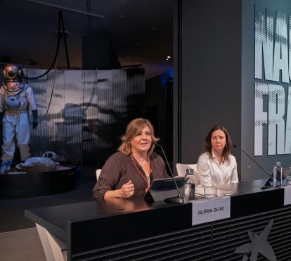 La directora de CaixaForum Tarragona, Glòria Olivé, i la comissària i responsable del Centre d’Arqueologia Subaquàtica de Catalunya (CASC) - Museu d’Arqueologia de Catalunya (MAC), Rut Geli, a la presentació de l'exposició Naufragis. Arqueologia submergida. 