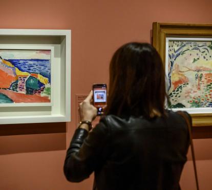 Una visitante fotografiando una de las obras presentes en la exposición Chez Matisse. El legado de una nueva pintura en CaixaForum Barcelona.