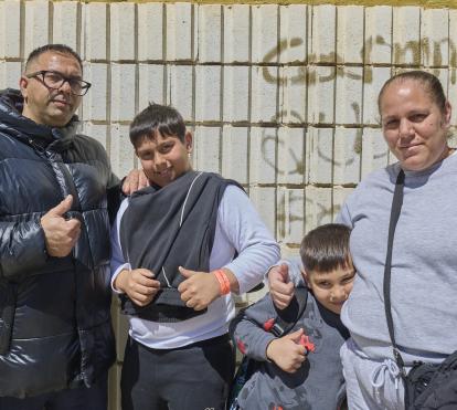 Antonio y María del Carmen junto a sus dos hijos, Jose y Leonel. 