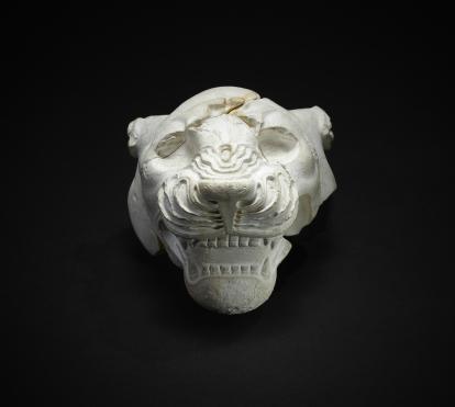 Cabeza de león tallada en piedra caliza, con una inscripción cuneiforme grabada, c. 882 a. de C. templo de Shamash, Sippar (Irak). 1882,0714.4464.