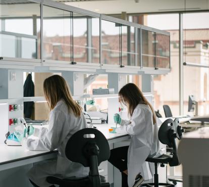 Dos investigadoras del CaixaResearch Institute trabajando en el laboratorio.