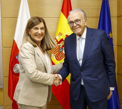 La presidenta de Cantabria, Marí­a José Sáenz de Buruaga, y el presidente de la Fundación ”la Caixa”, Isidro Fainé durante la firma del acuerdo marco.