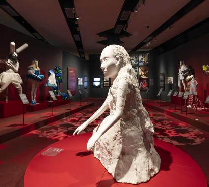 Una de les obres presents a l'exposició «Els mons d'Alícia» a CaixaForum València.