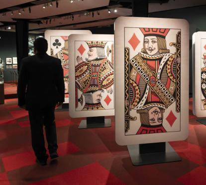 Un visitant recorrent l'exposició «Els mons d'Alícia» a CaixaForum València.