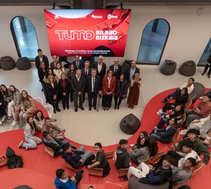 Foto de familia de las entidades promotoras de TUMO Bilbao.