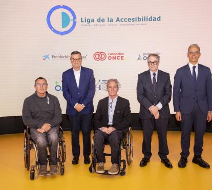 D'esquerra a dreta: Federico Crespo Nomen, president de la Fundació Step by Step; José Luis Martínez Donoso, director general de la Fundació ONCE; Pep Estaba, director del projecte Lliga d'Accessibilitat®; Marc Simón, subdirector general de l'Àrea Social de la Fundació ”la Caixa”; i Luis Martínez-Sicluna, secretari general de la FEMP.