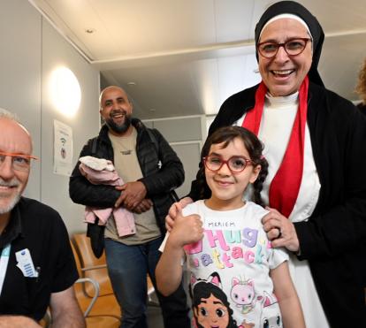 Una niña beneficiaria de la iniciativa Invulnerables con visión junto con su familia y el oftalmólogo en el Hospital Clínic de Barcelona.