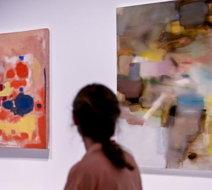 Una visitant a l'exposició Desenfocat. Una altra visió de l’art a CaixaForum Barcelona.