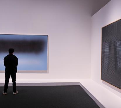 Un home admira algunes de les obres de l'exposició Desenfocat. Una altra visió de l'art a CaixaForum Barcelona.