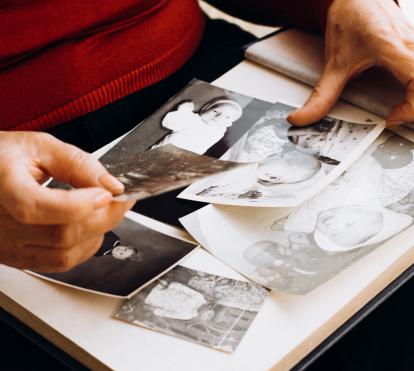 Persona contemplant fotos familiars.