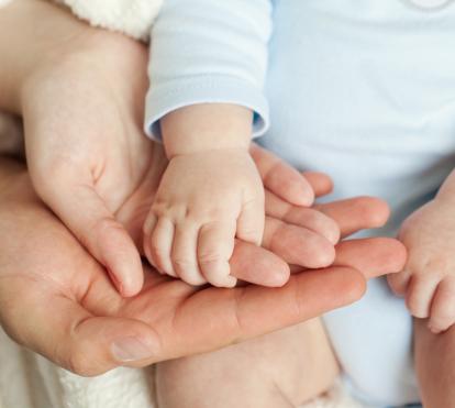Bebé con su familia.
