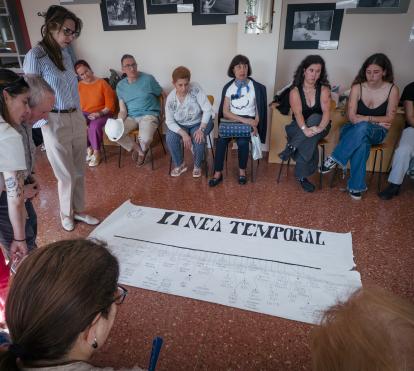 Imagen de una de las diversas dinámicas del encuentro intergeneracional en el Centro Social para Personas Mayores El Llano, en Gijón.