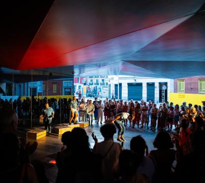 Imagen de un espectáculo al aire libre en CaixaForum Madrid.
