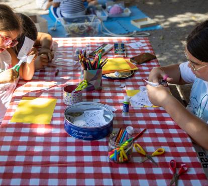 NIñas en una de las actividades de verano de CaixaProinfancia.