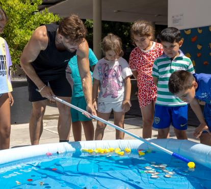 Niños y niñas usuarios del programa CaixaProinfancia jugando en una de las actividades organizadas en verano.  