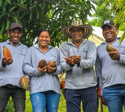 Carlos Torres y tres miembros de ASITAPUR en las plantaciones de cacao.