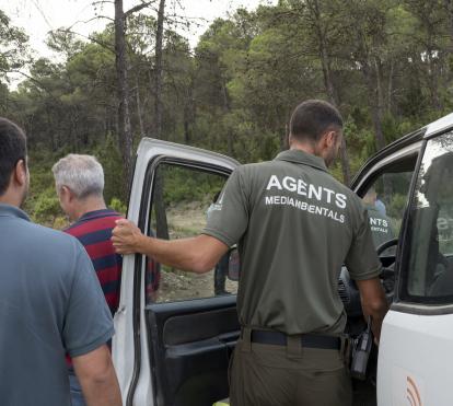 Agentes medioambientales visitando la zona.