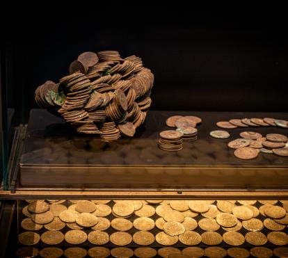 Algunos de los objetos presentes en la exposición «Naufragios. Arqueología sumergida» en CaixaForum Zaragoza. 