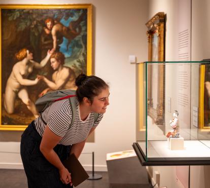 Una assistent de l'exposició «La botànica de l'art».