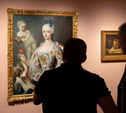 Dos assistents a l'exposició «La botànica de l'art».