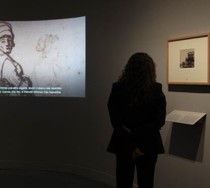 Una mujer en una de las salas de la exposición «Rembrandt. Un mundo en grabados», en CaixaForum València. 
