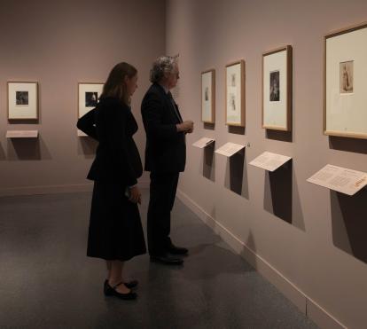 Dos personas admirando algunas de las obras presentes en la exposición de la muestra «Rembrandt. Un mundo en grabados», en CaixaForum València. 
