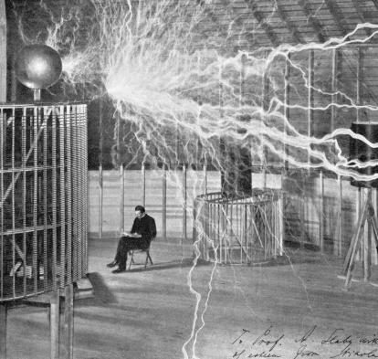 Nikola Tesla en su laboratorio de Palm Springs. © Getty Images.