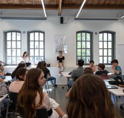 Jóvenes en un aula.