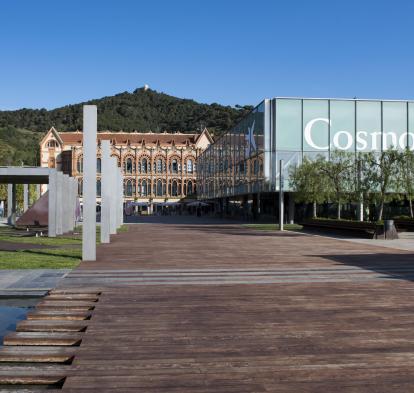 Visión general de la plaza de la Ciencia de CosmoCaixa.
