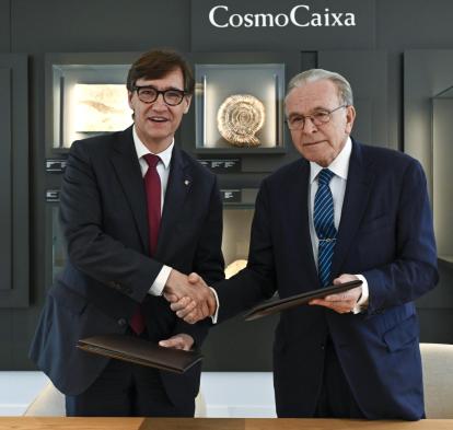 El president de la Generalitat de Catalunya, Salvador Illa, y el presidente de la Fundación ”la Caixa”, Isidro Fainé, durante la firma del acuerdo.