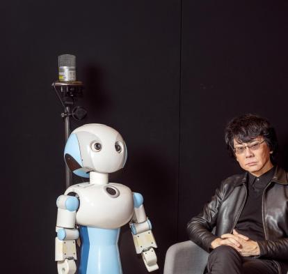 El roboticista i enginyer Hiroshi Ishiguro amb Robovie, una de les seves creacions.