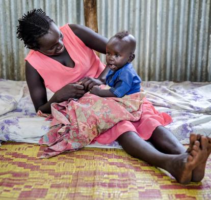 Una madre y su hijo en el "Baby Friendly Space" del campo de refugiados de Kule situado en la región de Gambella (Etiopía). 