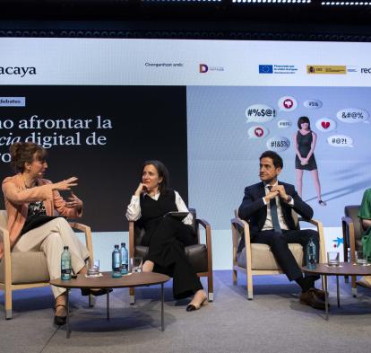 Momento de la conferencia '¿Cómo afrontar la violencia digital de género?'