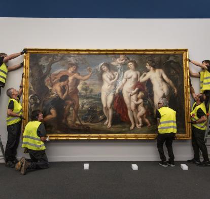 El personal técnico preparando la obra para exponerla en CaixaForum Barcelona.