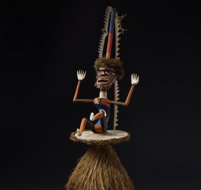 Tocado de danza de Nueva Bretaña, Papúa Nueva Guinea. Década de 1980. Madera, fibra y hoja de helecho.