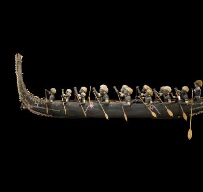 Ango. Maqueta de «tomoko» (canoa Bélica) de Roviana, Islas Salomón. 1900-1920. Madera y concha.