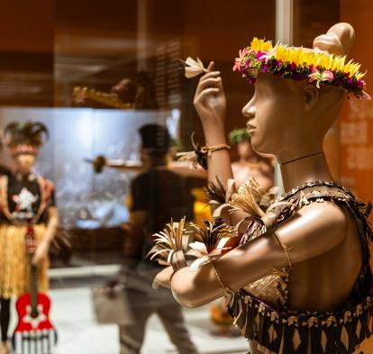 Una de las salas de la exposición «Voces del Pacífico» en CaixaForum Madrid.